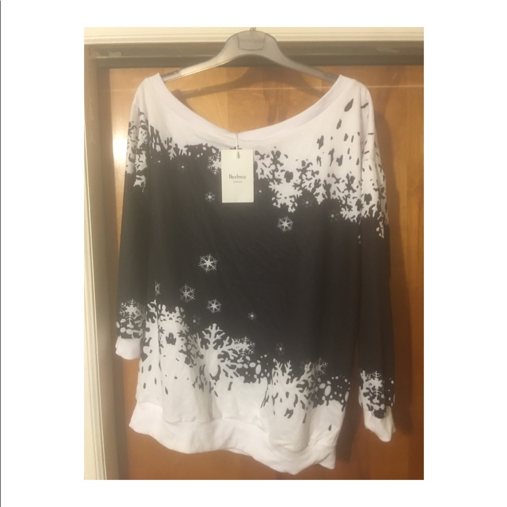 Nextmia Fashion Black and White Top NEW